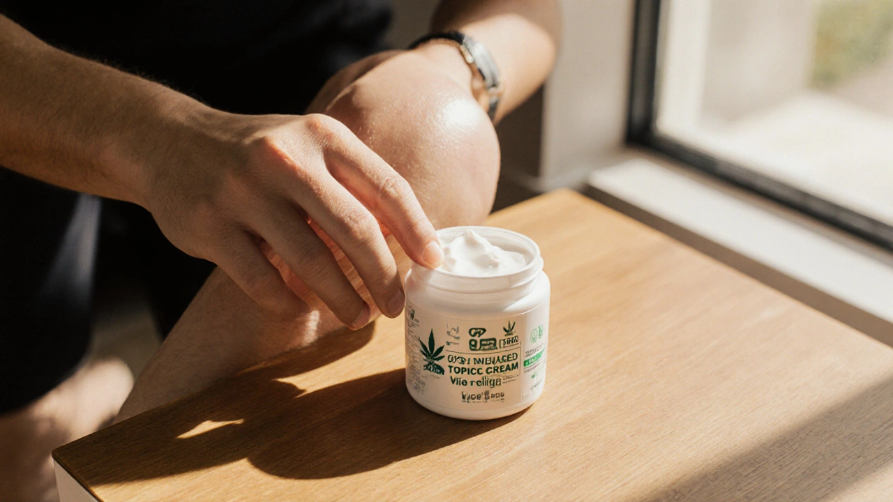 CBD-Creme wird auf das Knie einer Person aufgetragen, Etikett mit &#039;0,2% THC&#039; sichtbar.