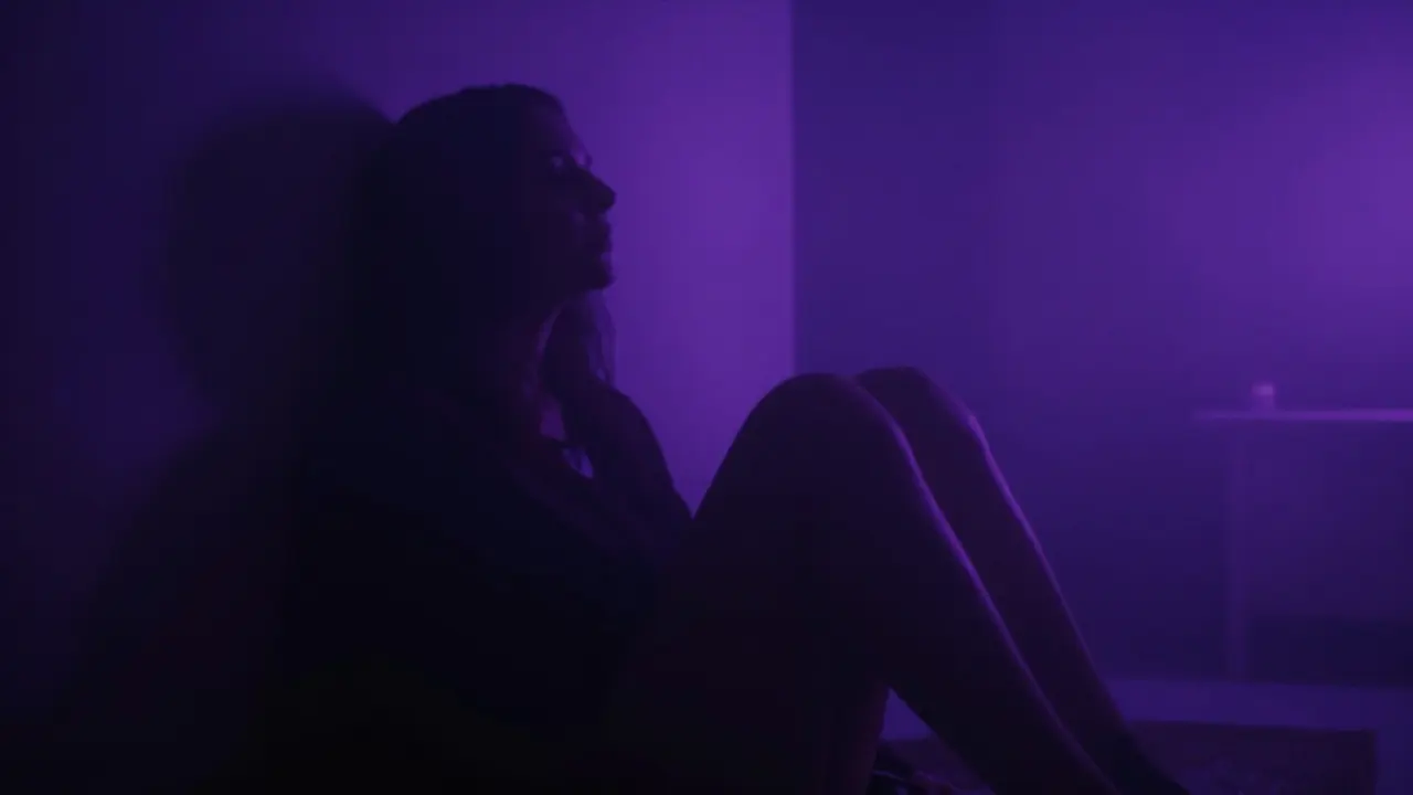 Silhouette in dunklem Raum, symbolisiert intensive psychoaktive Wirkung.