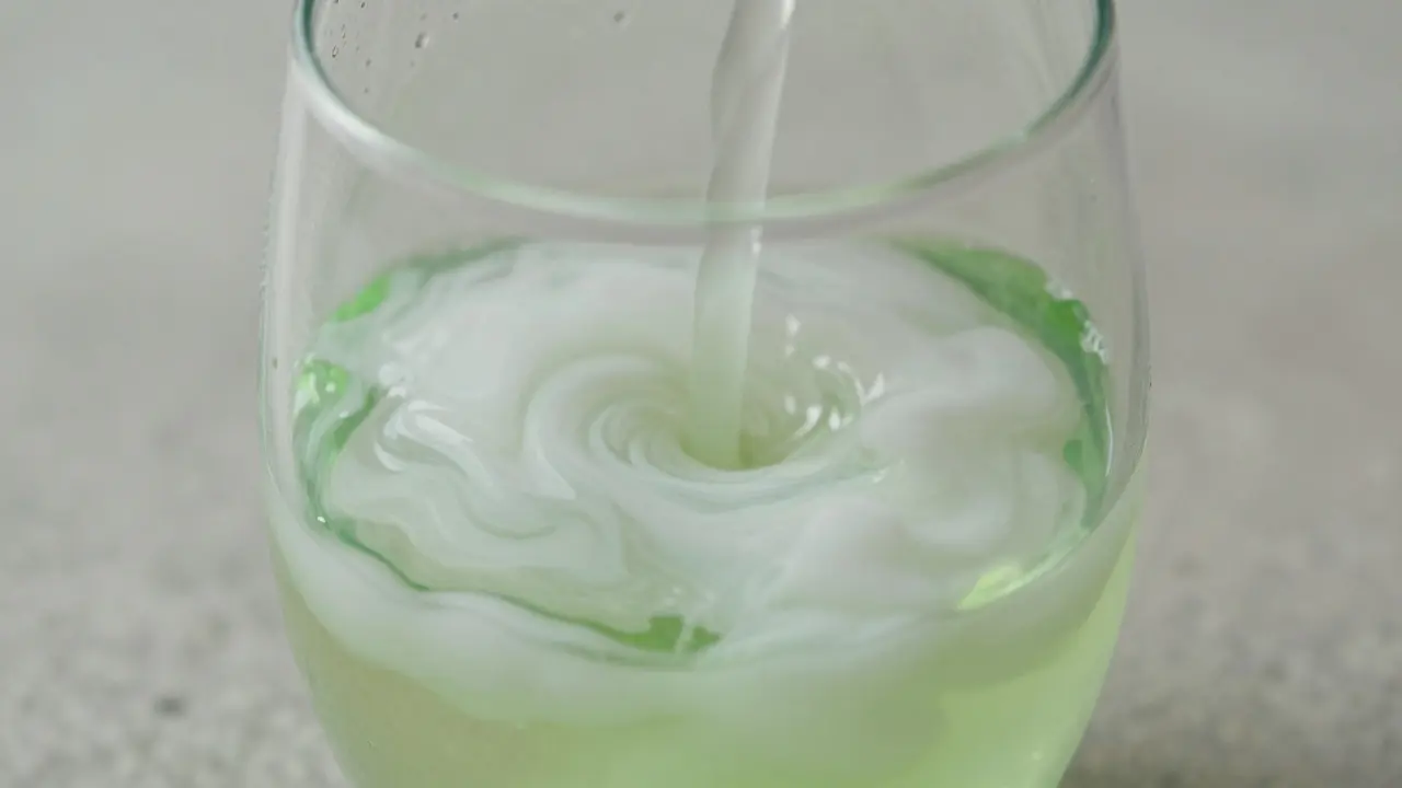 Absinth wird mit Wasser verdünnt, milchige Louche-Verwirbelung